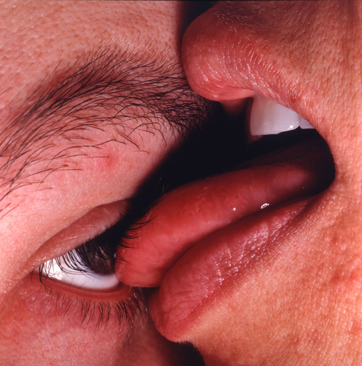Молоденькие лесбиянки с пирсингами на язычках и в носу вылизывают пилотки друг друга и испытывают бурный оргазм - Порно Фото