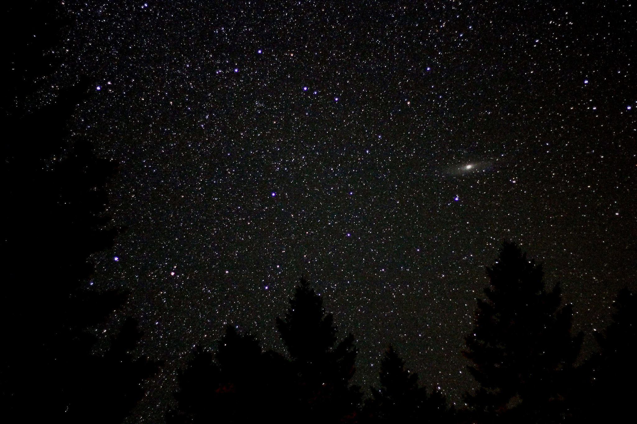 Невооруженным глазом можно увидеть звезд. Андромеда Галактика на небе невооружённым глазом. Туманность Андромеды Галактика на небе. Галактика Андромеда на ночном небе. Галактика Андромеды невооруженным глазом.