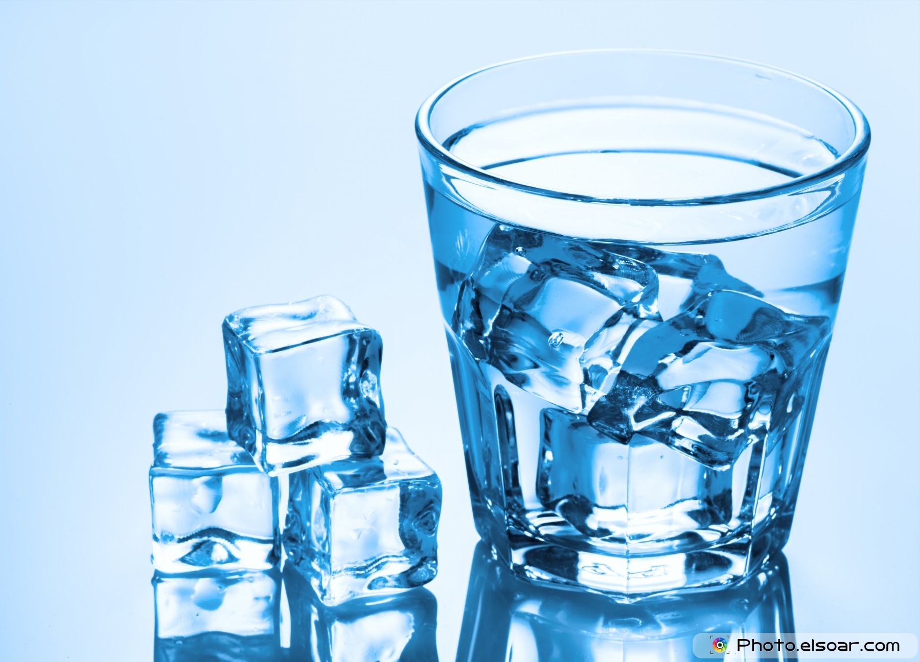 Холодной воды в 0. Вода со льдом. Лед в стакане. Стакан воды со льдом. Кубики льда в стакане.