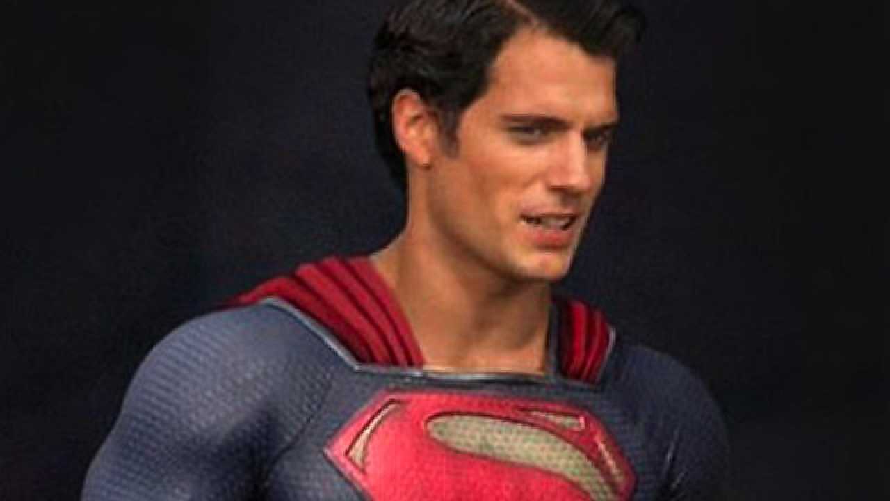 𝘼𝙜𝙚𝙄 on X: “@TheFatMovieGuy: The first set pic of Henry Cavill in the  new Superman suit. #SupermanVsBatman  / X